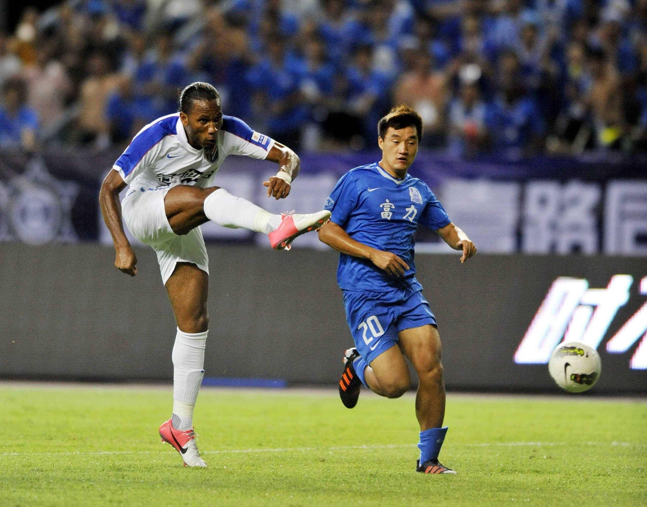 德罗巴回归赛场，惊险取胜首场状态亮眼，TL观众沸腾！(德罗巴退役时间)