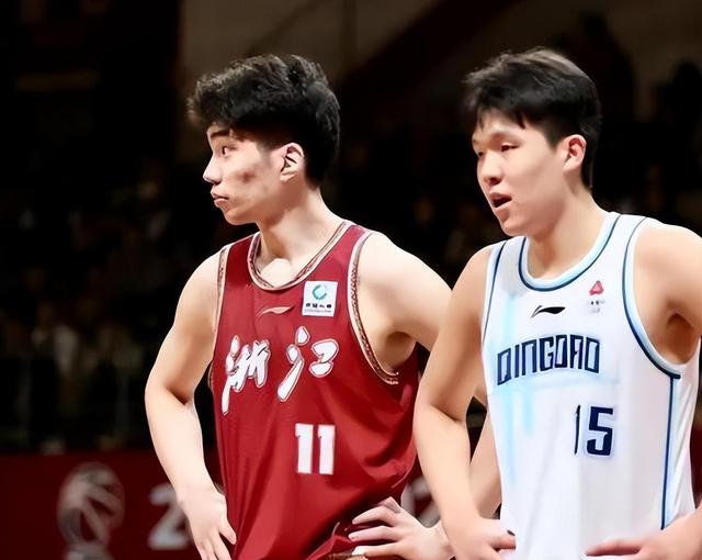 包含成都蓉城训练开放日；今晨内部沟通引欢呼；CBA季后赛在即；赛季目标并未改变的词条